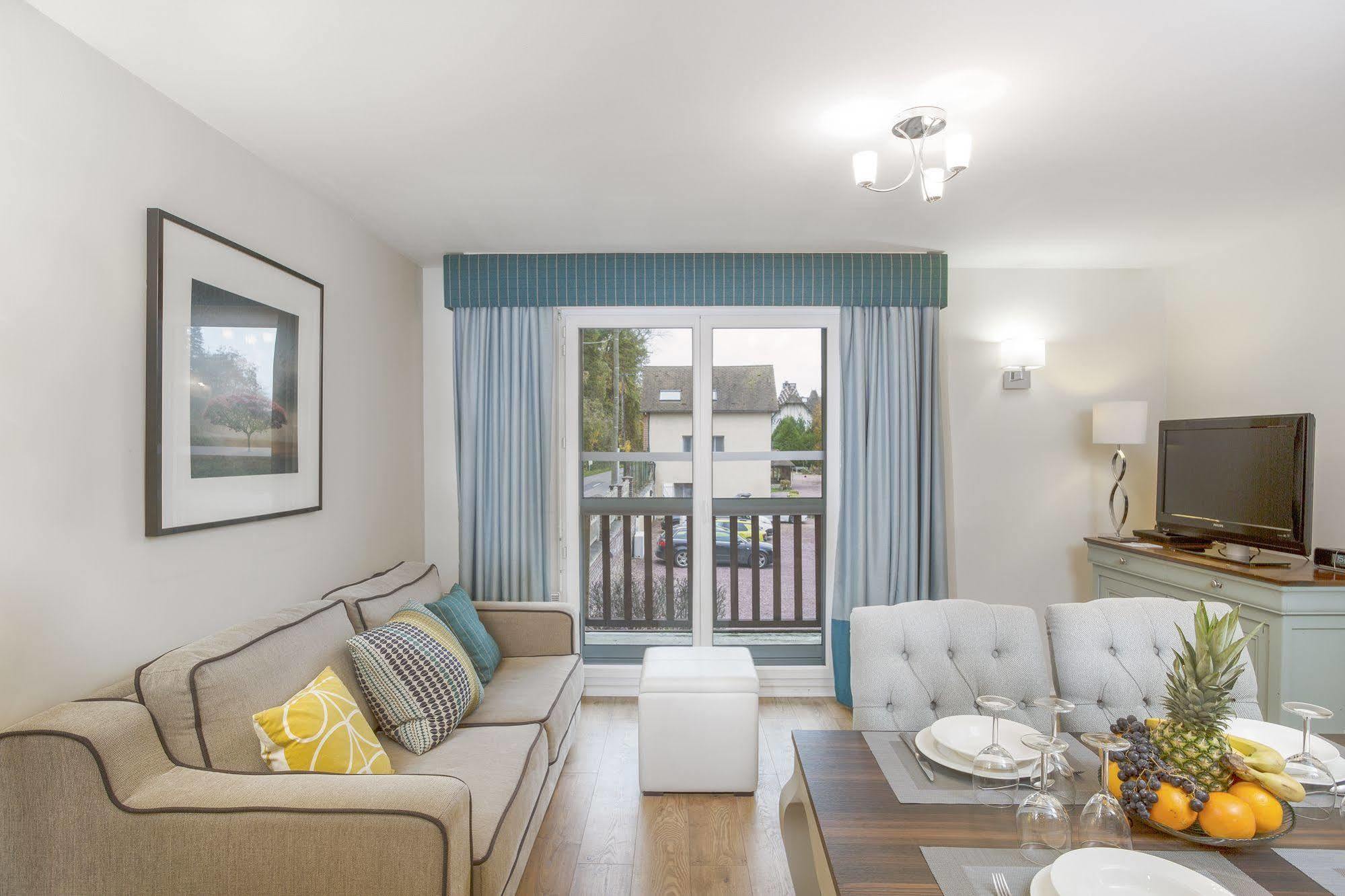 Karma Manoir Des Deux Amants Aparthotel Connelles Εξωτερικό φωτογραφία