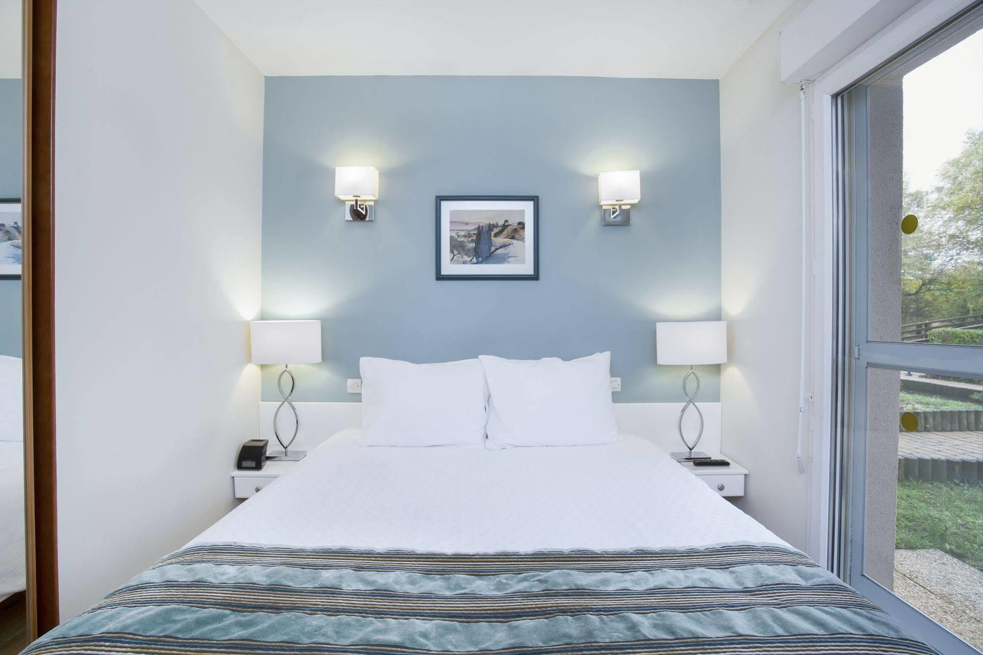 Karma Manoir Des Deux Amants Aparthotel Connelles Εξωτερικό φωτογραφία