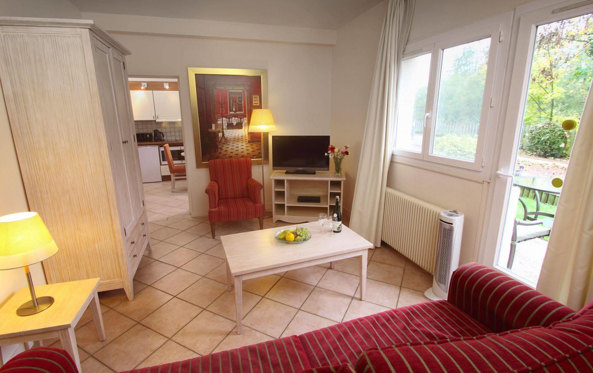 Karma Manoir Des Deux Amants Aparthotel Connelles Εξωτερικό φωτογραφία