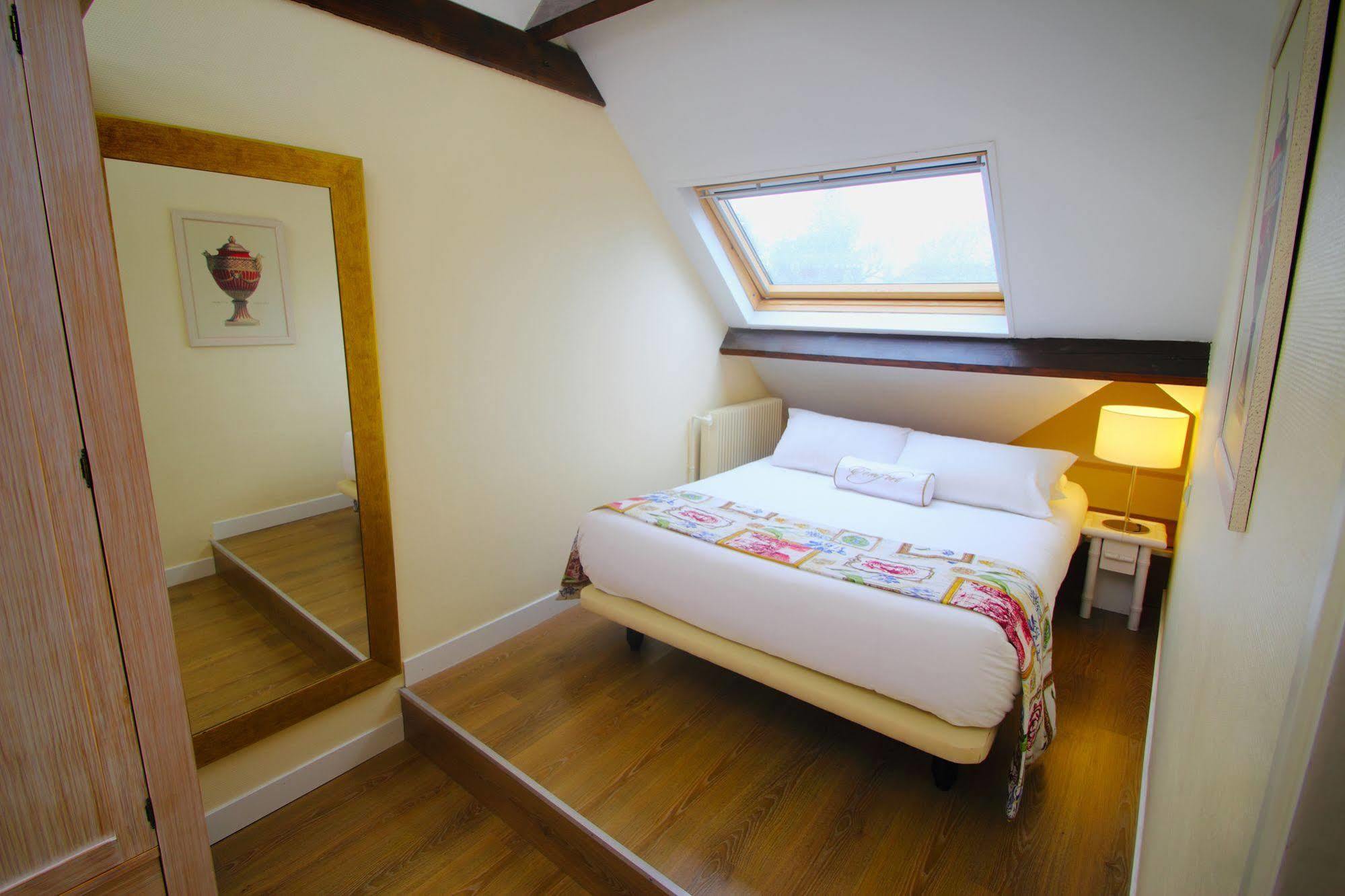 Karma Manoir Des Deux Amants Aparthotel Connelles Εξωτερικό φωτογραφία